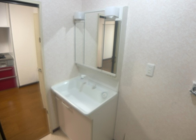 洗面化粧台では顔を洗ったり、身だしなみを整えることが本来の使い方ですが、用途によっては洗面化粧台に求められる機能が違ってくるため、ご自身や家族のライフスタイルに合ったものを選ぶことをおすすめ致します。