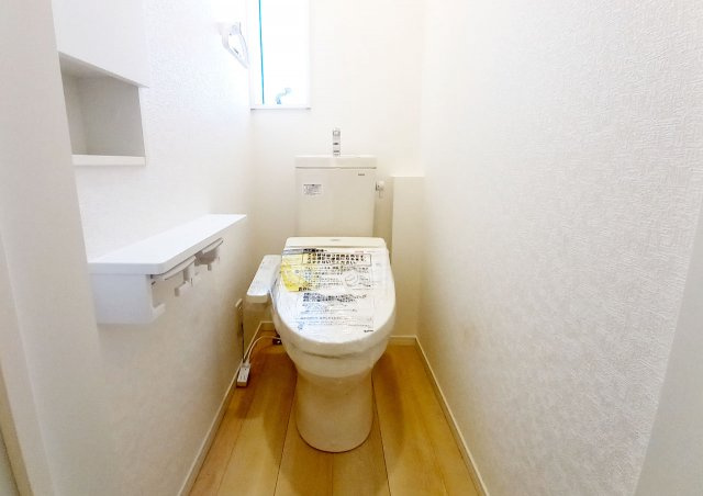 節水型の標準仕様トイレです。便蓋自動開閉機能付きです。（施工例）
