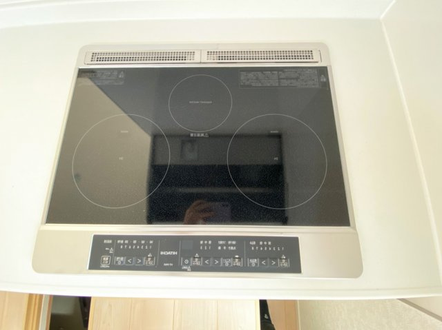 IHコンロの良い点は、火を使わないため火災やヤケドのリスクが低く、掃除が楽なところです