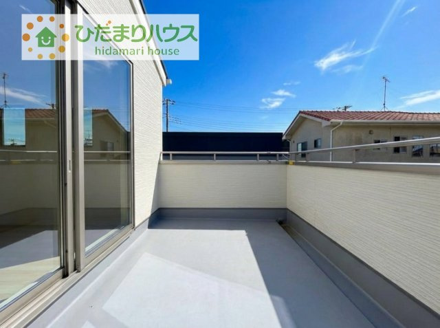 広々としたバルコニー。お洗濯物もぜーんぶ干せちゃいます！！