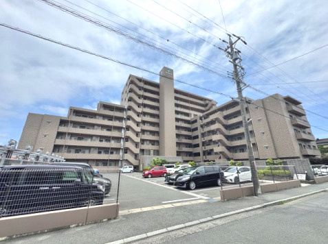 閑静な住宅街に落ち着きのある高級感溢れる外観！