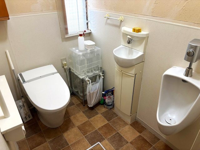1階・2階共に小便器を設けています