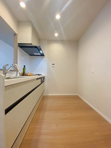 使い勝手に優れた機能的なシステムキッチン。調理スペースが広く確保されており、毎日の料理をストレスなく快適に楽しめます。上下に豊富な収納を備えており、キッチングッズもきれいに整頓可能です。