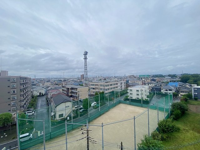 7階部分につき前面を遮るものがなく、開放的な景色が広がる眺望。青空を身近に感じられ、心地よい風と陽光をお部屋に呼び込みます。疲れた時にもふと外を眺めて深呼吸したくなるような爽快なロケーションです。