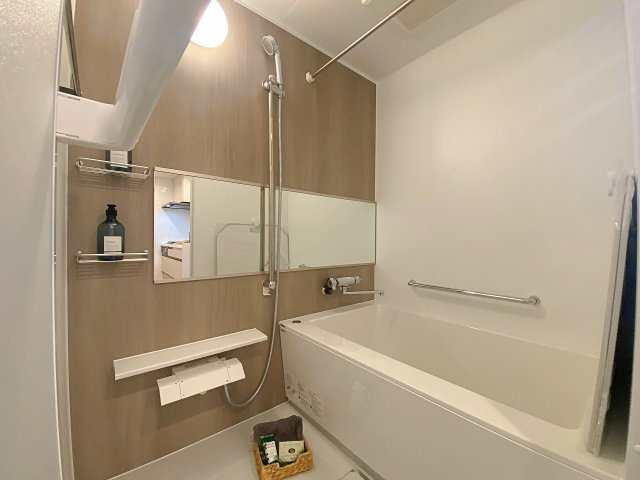 快適な追焚機能や設備を備えた新規交換済みのユニットバス。天候を気にせずお過ごしいただけるほか、一日の疲れをゆったり癒やせる清潔で上質な癒やし空間に仕上がっております。