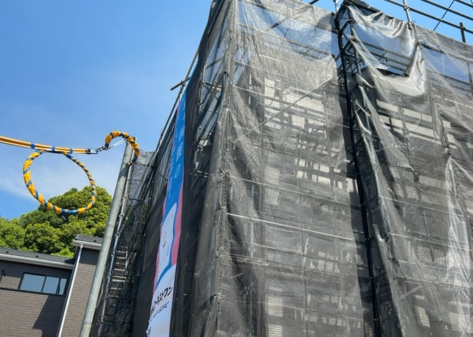 バルコニーは、室外の専用スペースのうち、「屋根がなく開放された空間」であるものを指します。ベランダより広いタイプのものが多く、日当たりもよいため家庭菜園などを楽しみたい人にとって適した環境となります。