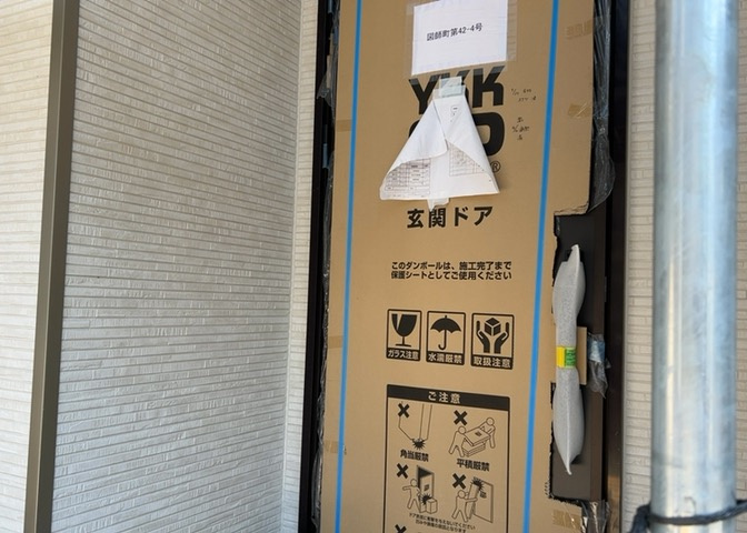 敷地内には、散水栓や立水栓があります。水道水を直接利用できるため、水を運ぶ手間を省くことが出来ます。大量の水を必要とする洗車作業や清掃などに役立ちます。その他設備とあわせて、現地でご確認ください。