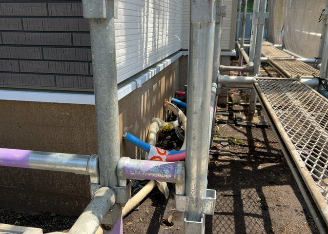 庭のある家に住むことのメリットとして、子どもたちの遊び場を確保できること、ガーデニングや家庭菜園を楽しめること、明るさを確保できることがあります。また、配置を工夫することでプライバシーが確保できます。