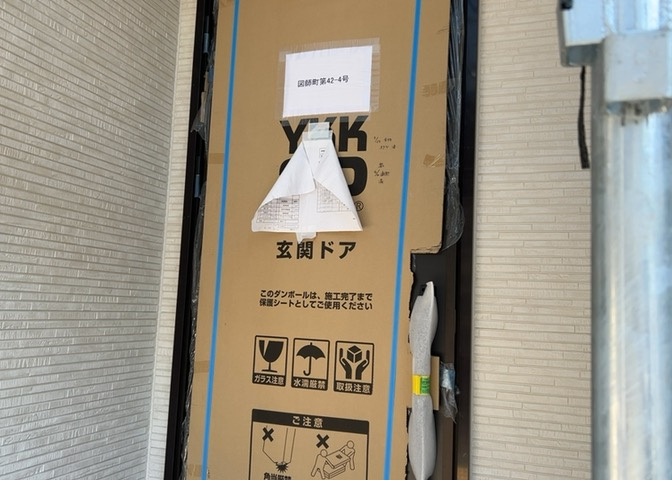 玄関ポーチにおいて最も重視すべきと言っても良いのが広さです。適切な広さの玄関ポーチでないと外見的なバランスは崩れてしまいますし、何より使いにくくなってしまいますので、現地で実際に下見をしてみましょう！