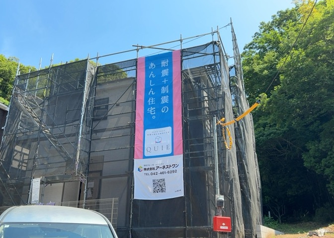 住宅用の土地では前面道路に2m以上接していなければならないと法律で定められています。しかし、お持ちの車のサイズやライフスタイルなどにより、2mでは利便が悪い場合もございますので、事前に確認しましょう。
