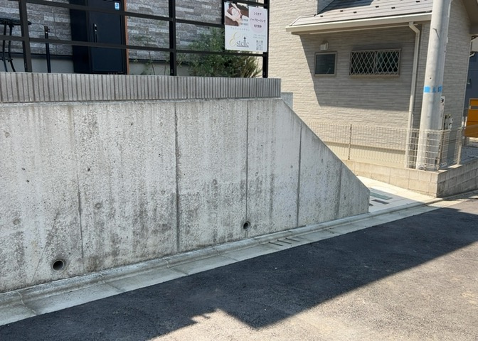 駐車場と明記されていても、最小スペースでつくられた駐車場だと大型車は駐車できなかったり、出入りしにくくなったりする可能性があります。お車のサイズと購入したい物件の駐車場のサイズを現地で確認しましょう。