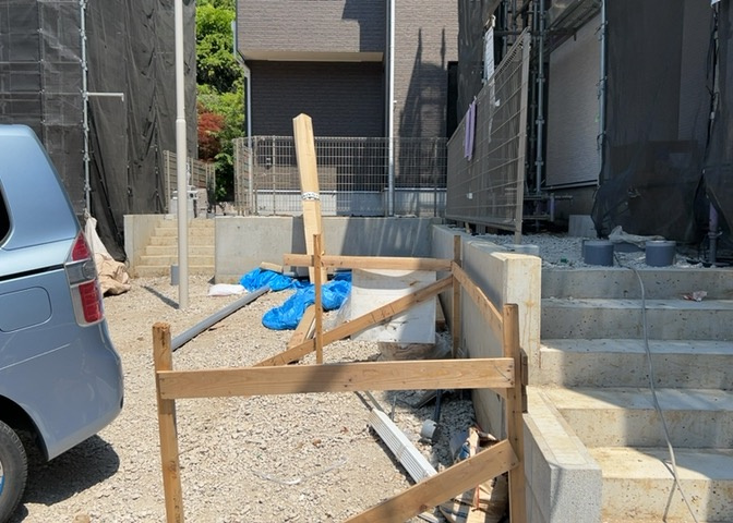 庭があることでガーデニングや家庭菜園はもちろん、こどもの遊び場やペットを放して遊ぶことができます。また、家の周囲に余裕があるということです。隣地との間があれば、十分な日当たりと、風通しが確保できます。