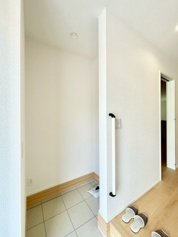 【 安佐北区あさひが丘7丁目　新築分譲 の玄関】