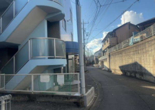 隣家の土地はどうなっているのか、生活利便施設が近くにあるのか、学校まで近いかなど、お客様のライフスタイルにあわせたイメージが重要です。また、近くにあると困る施設が近くにないかも確認するといいでしょう。