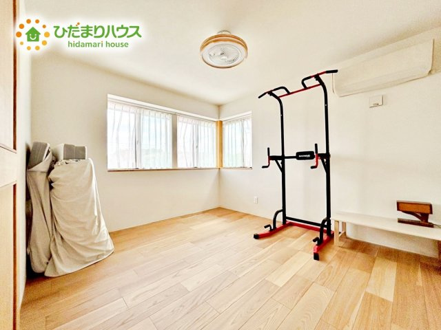 リビングと隣り合わせにある洋室！扉を閉めれば、来客用の部屋としても使えます♪