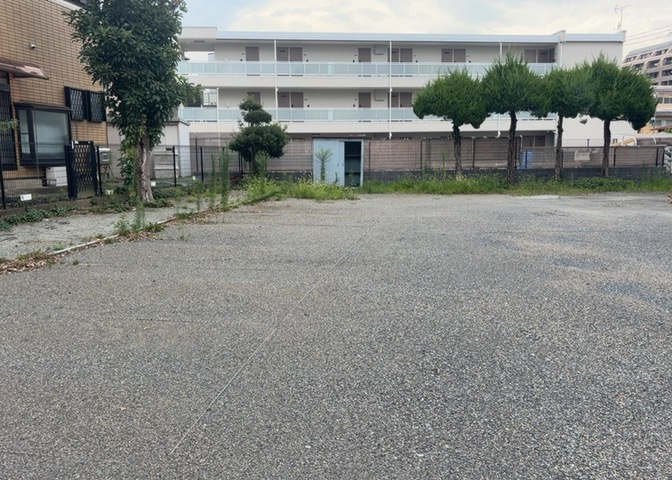 土地の面積＝住宅面積ではありません。建ぺい率の問題などで、土地のある場所によって住宅を建てられる面積は限られています。高さもしかり、「土地」という言葉の中には、建築条件も含まれると考えておきましょう。