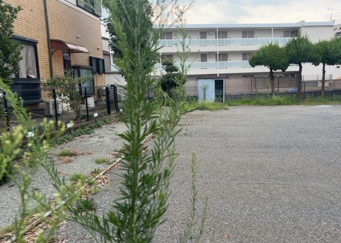 家を建てる場合、方位は要チェックです。現実的に日当たりのよい家ならばリビングは南側、建築基準法でも北側に当たる家への配慮は求められています。土地を見学に行く際は、方位磁針を持って行くようにしましょう。