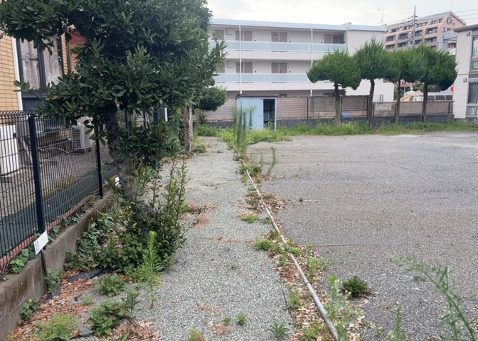 土地を買う際、住む地域の自治体や福祉の補助制度にも注目してみましょう。子供や老人の医療補助やゴミ出しのルールなど、自治体によってルールに大きな違いがあるため、暮らしやすい土地で判断するとよいでしょう。
