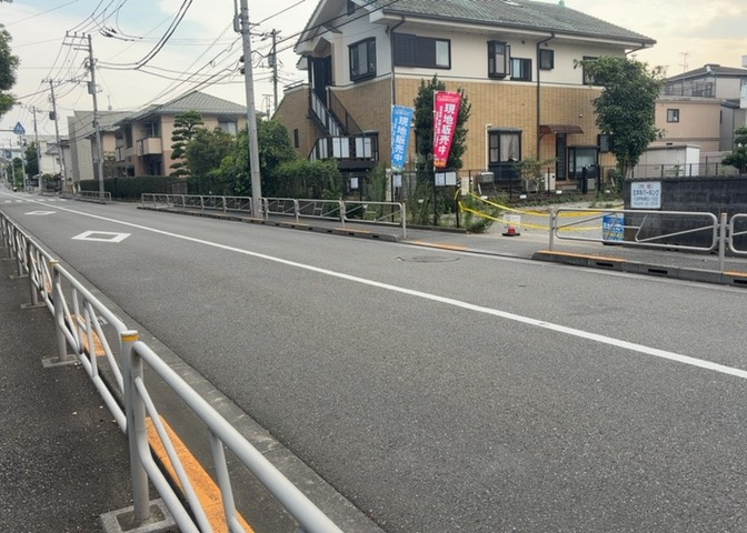 現地に行くなら、物件の周囲の地形がどうなっているかを見ることも大切です。周辺より低くなっている土地では、大雨などで水が集まりやすいため、地盤が弱くなっているということも考えられるため、注意が必要です。