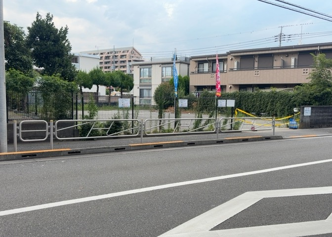 土地購入を検討されている場合、境界杭がない状態で購入してしまうと境界確定測量をする必要があり、費用がかかります。購入の前に、売主、隣土地所有者立ち合いのもと境界を確定し境界杭を設置するのがベストです。