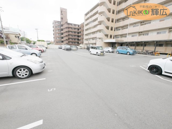 【日の出ハイツ　7階の敷地内駐車場】