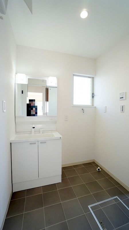 洗面脱衣室　新調された化粧洗面台で身だしなみもバッチリ