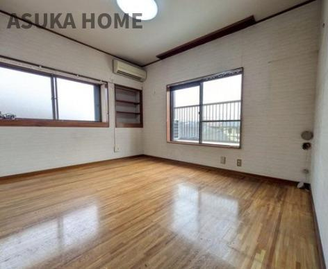 6帖の洋室になります。窓も大きく明るいお部屋ですね。