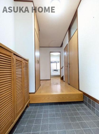 玄関にはシューズボックスのほかに2ヶ所収納があります。収納が多めの一戸建てですのですっきり暮らせます