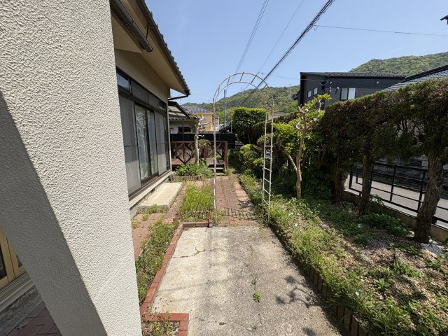 手入れ次第でさらに魅力が広がるお庭スペース。ガーデニングや家庭菜園など、自分好みの空間づくりが楽しめます。日当たりも良く、四季を感じながら暮らせる点が魅力。戸建ならではの楽しみが詰まっています。
