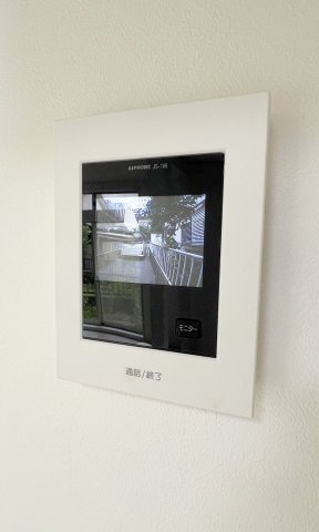 モニター付きインターホンあり。急な来客でも室内から顔が確認できると安心ですよね