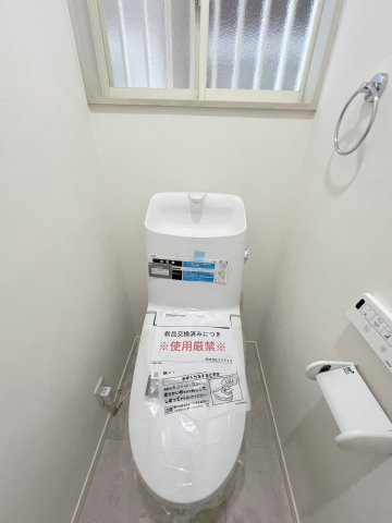 1階トイレには快適な温水洗浄便座付