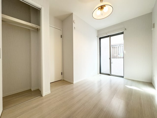 【サービスルーム】約5帖のサービスルームは収納部屋としてはもちろん、ワークスペースや趣味部屋としても活用可能。ライフスタイルに合わせて自由に使える便利な空間です。