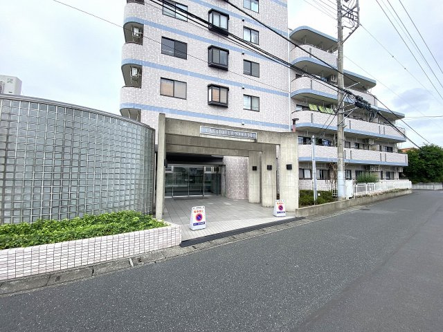 アプローチ部分のエントランス入口です。手入れが行き届いており、住民や訪れるゲストを温かく迎え入れる清潔感のある佇まいです。美しい共用部により、日々の行き帰りも快適に行うことができる快適な住まいです。