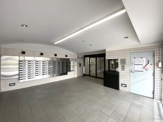 エントランスホール内部の様子です。落ち着いた雰囲気が漂う上質な共用空間となっており、掃除の行き届いた綺麗な環境が保たれています。住まう方の安心とプライバシーを守る快適で安心な共有スペースです。