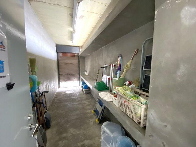 敷地内に設置された専用のゴミ置場スペースです。きれいに整理整頓・清掃が施されており、マンション全体の管理体制の良さを伺わせます。衛生的に保たれているため毎日のゴミ出しもストレスなくスムーズに行えます。