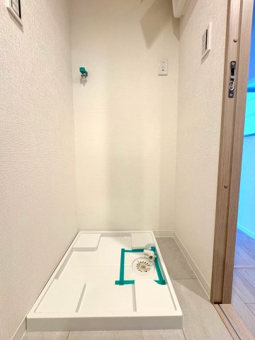 洗濯機置場と防水パンをすっきりと配置した機能的なランドリースペース。浴室への移動もスムーズで、毎日の家事効率がアップします。