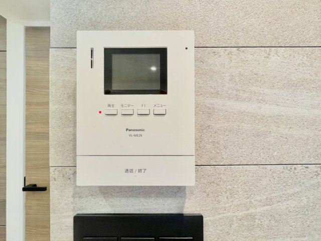 突然の来訪時にも防犯面で心強いモニター付きインターホンを設置。お留守番中のお子様も、室内からスムーズに相手の確認ができます。