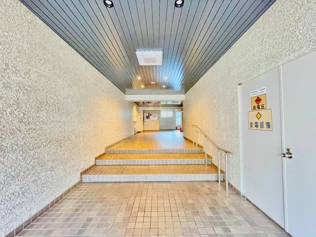 ゆったりとしたロビーが、住まう人の憩いの場に。落ち着いた空間で、ほっと一息つける時間を。