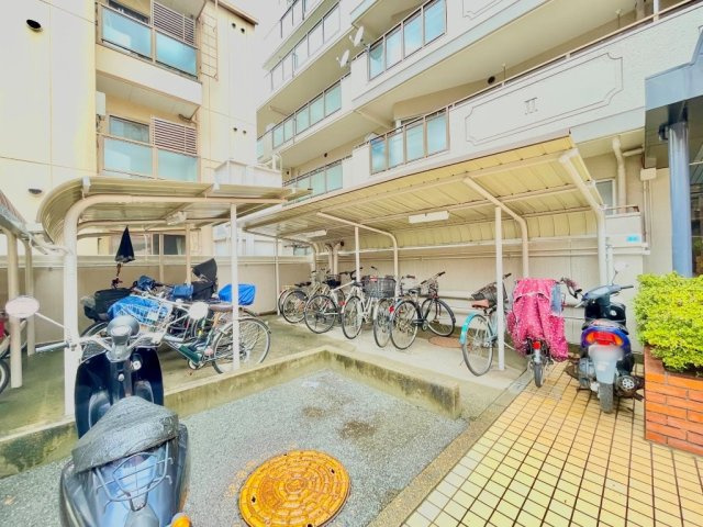 屋根付き駐輪場なので、雨や日差しの影響を受けにくく、大切な自転車の保管にも便利です。