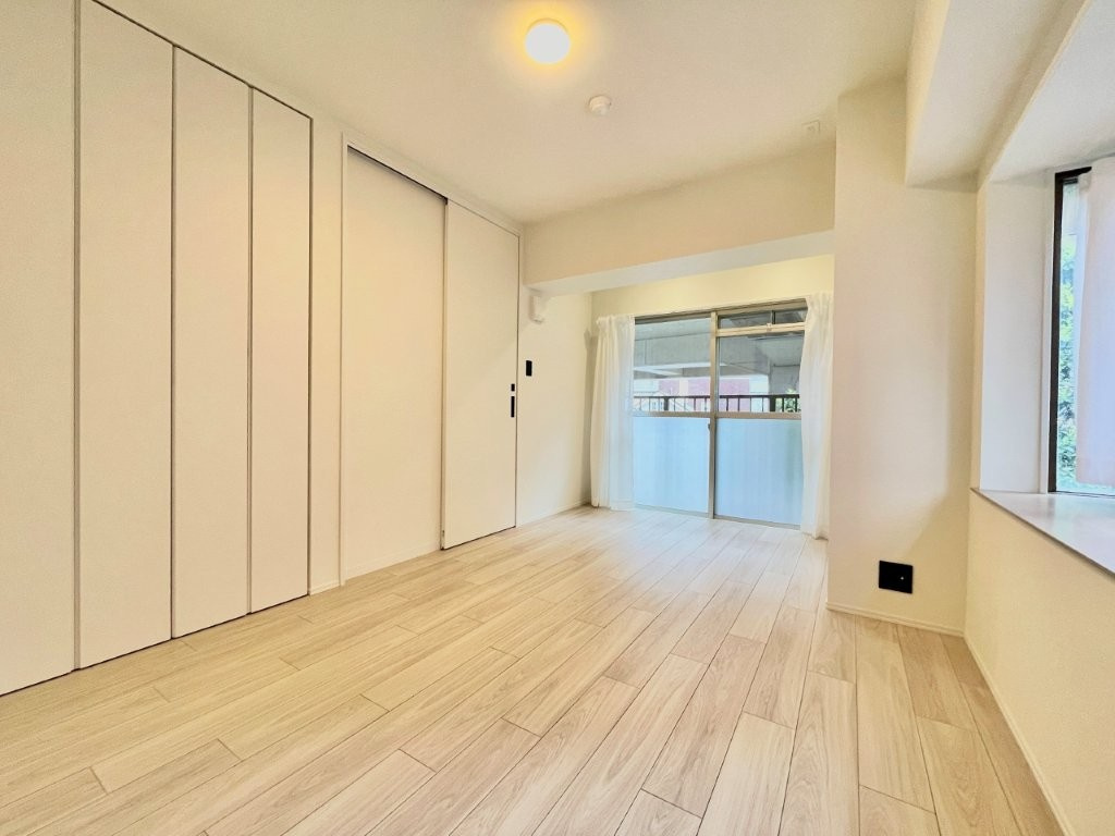 約7.3帖の洋室です。全居室に収納がございますので、お部屋の広さを最大限に活用できます。