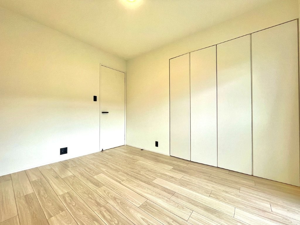 約6帖の西側洋室です。全居室6帖以上のゆとりある居住空間?で、広々お使いいただけます。