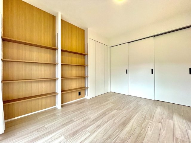約6帖の東側洋室です。リビングに隣接する引き戸のお部屋で、一体でのご利用も可能です。