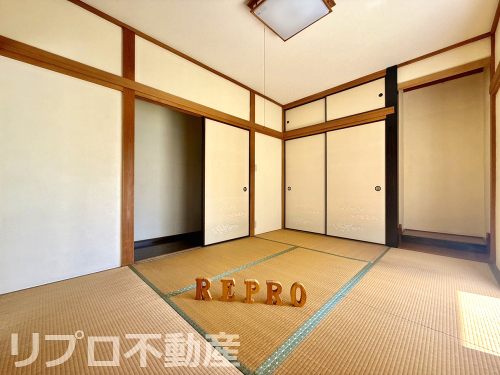 庭のお陰で隣地と距離が確保されているので陽当たりの良い6帖の和室になります！　い草の匂いでリラックス