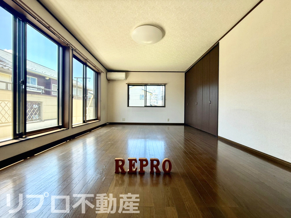 2階12帖の洋室は広さがあり、大きな窓が2つあります！　エアコンはこの部屋とリビングの2台付きです！