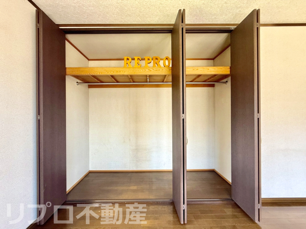 横幅約2.5mあるので多くの荷物が収納することができます！　また、ツッパリ棒付きで服も楽々収納可能！