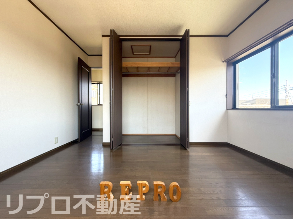 6.5帖の洋室は窓が2つあり、窓を開けたら風が良く通っていました！　エアコンも設置が可能です！