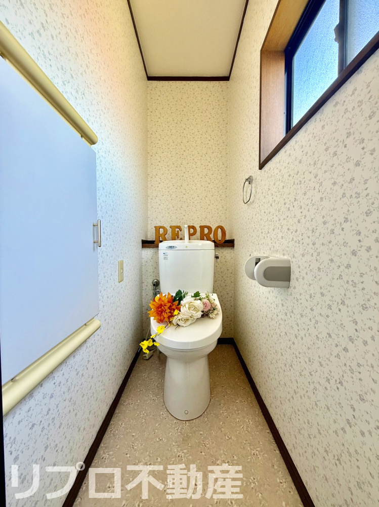 2階トイレは窓やタオルリングリモコンや収納付き　INAXのプロガードは水垢汚れを寄せ付けないトイレ！