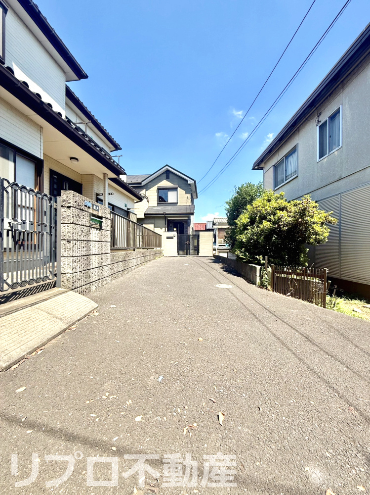 玄関前の私道部分がカースペースになります！　幅員が4.5mの為SUVでも駐車が可能です！