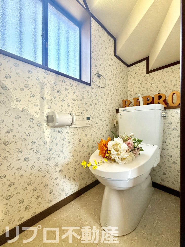 1階トイレは窓やタオルリング、温水洗浄便座が備わっています！　割と新しいLIXILのリモコン付き！