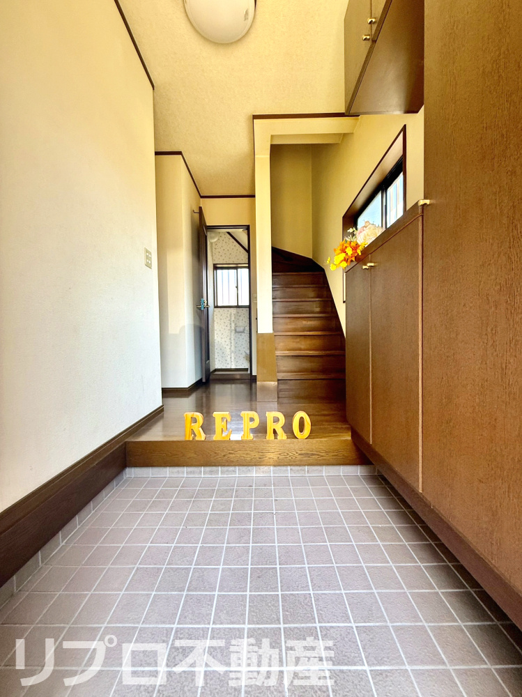 玄関は二人居ても余裕がある大きさです！　玄関付近にトイレや階段があり、利便性の高いレイアウトです！